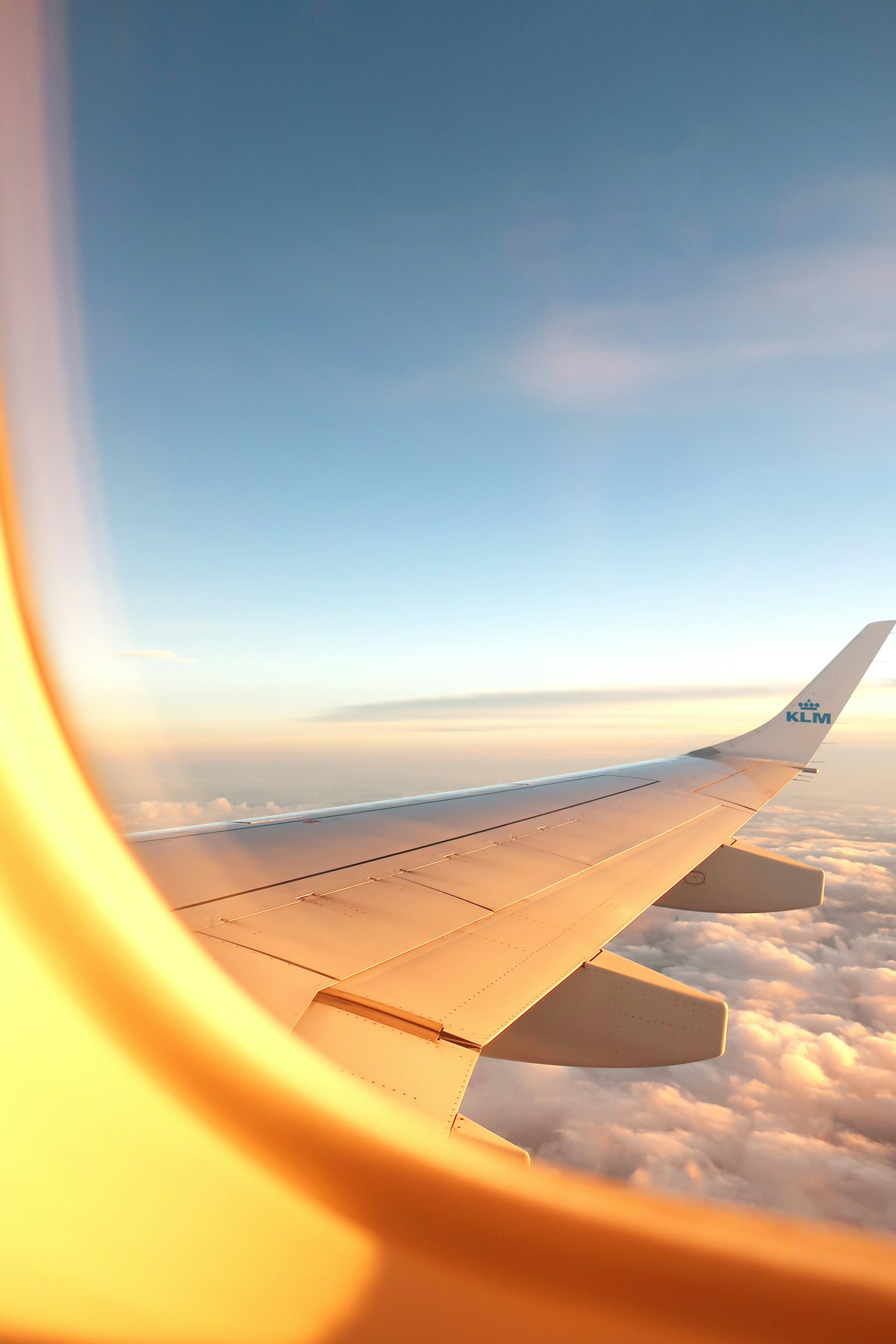 Vue par le hublot d’un avion en vol, au-dessus des nuages